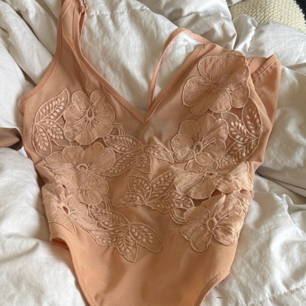 E.SSUE textured embroidered flower adjustable strap body suit size medium